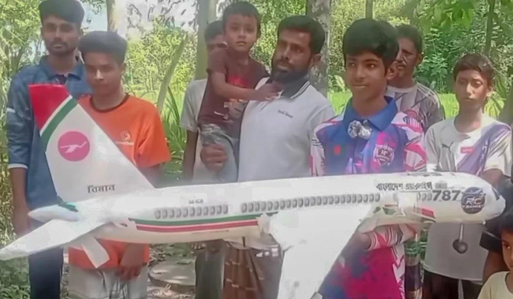 কিশোরের তৈরি বিমান আকাশে উড়ছে